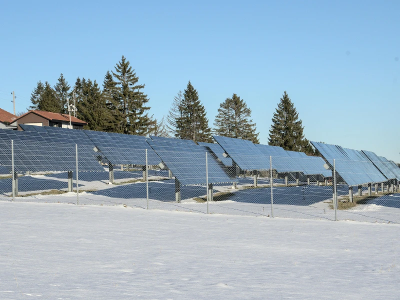 Ground-mounted solar panel parallel system in cold weather